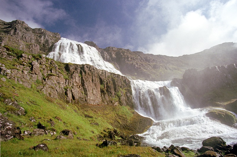 ISAFJORDUR ISLANDIA CASCADA CRUCEROS ISLANDIA CRUCEROS NORTE DE EUROPA ISLAND CRUISES ISAFJORDUR WATERFALL  #Iceland #IcelandCruises #IslandCruises #Islandia #CrucerosIslandia